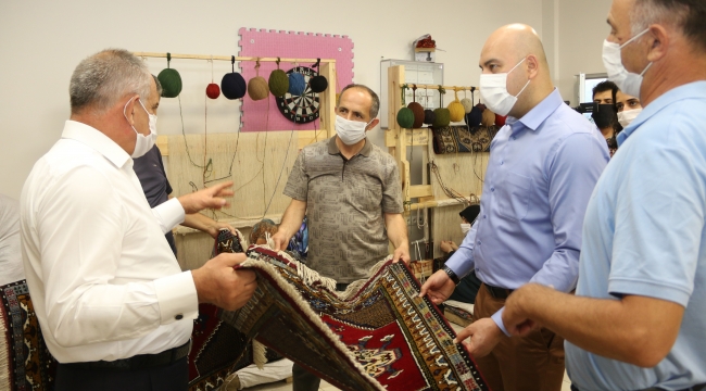 BAŞKAN ÖZTÜRK YAHYALI EL HALISI KURSUNUZ ZİYARET ETTİ