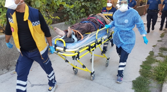 2'nci kattan düşen yaşlı adam ağır yaralandı