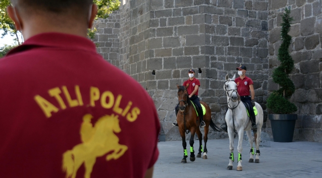 ATLI POLİSLER MASKE VE MESAFE DENETİMİ YAPTI