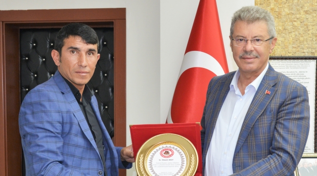 Başkan Akay'a teşekkür plaketi