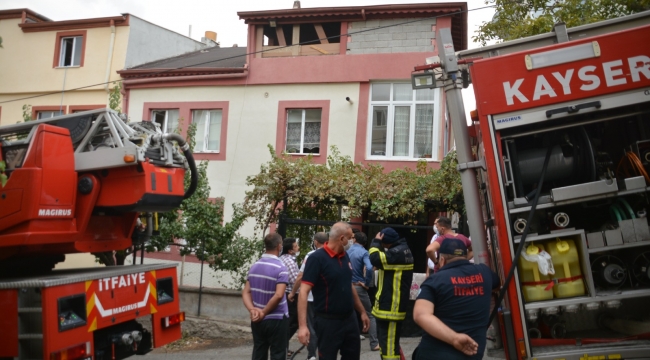 Bina çatısında korkutan yangın