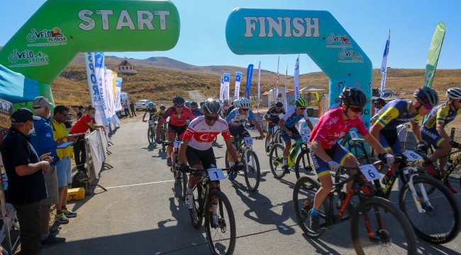 DAĞ BİSİKLETÇİLERİ KIYASIYA YARIŞTI