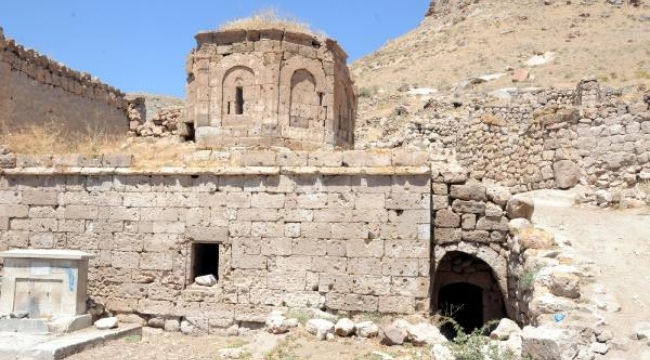 Definecilerin tahrip ettiği kilisede yıkılma tehlikesi