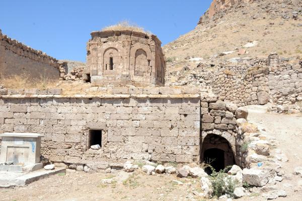 Definecilerin tahrip ettiği kilisede yıkılma tehlikesi