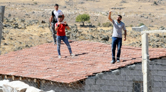 Evlerini yıktırmamak için tüfekle ateş açtılar