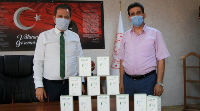 Genç avukat, ilk maaşıyla ateş ölçer hediye etti okullara