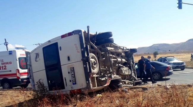 KAMYON İLE MİNİBÜS ÇARPIŞTI: 8 YARALI