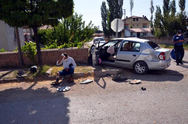 Kayseri'de hafif ticari araç ile otomobil çarpıştı: 5 yaralı