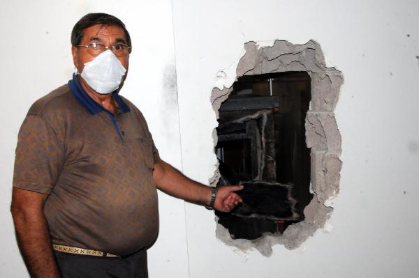 Kayseri'de maskeli 3 kişi, duvarı kırıp girdileri kuyumcuyu soydu