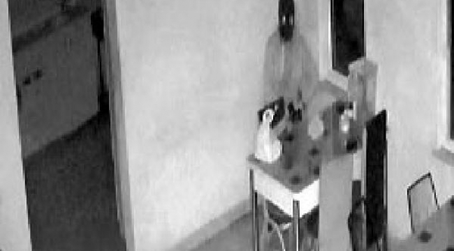 Maskeli hırsız, girdiği fabrikada güvenlik kamerasını görünce yemek yedi