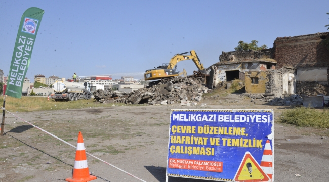 MELİKGAZİ'DE TEHLİKE ARZ EDEN METRUK YAPILAR YIKILIYOR