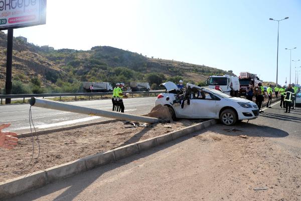 Otomobil, aydınlatma direğine çarptı: 1 ölü, 2 yaralı