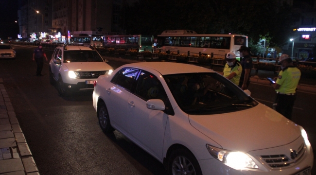 POLİS EKİPLERİ MASKE DENETİMLERİNİ SÜRDÜRÜYOR