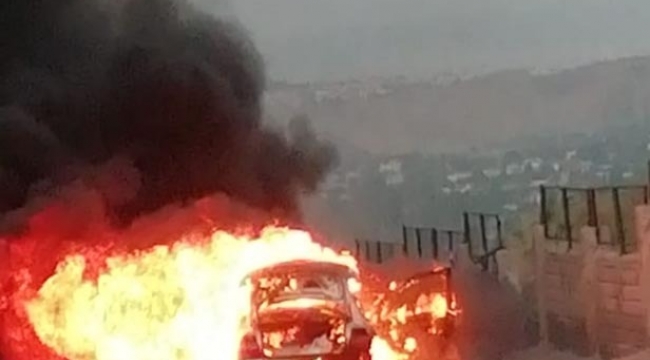 Seyir halindeki otomobil çıkan yangın da alev topuna döndü