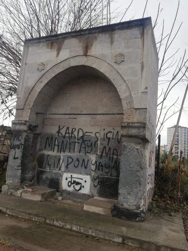 Sprey boya ile tahrip edilen yapılar temizlenecek