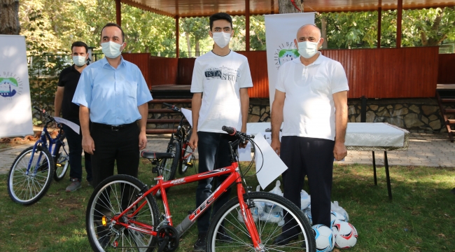 YAYALI'DA ONLİNE BİLGİ YARIŞMASININ ÖDÜLLERİ SAHİPLERİNE TESLİM EDİLDİ