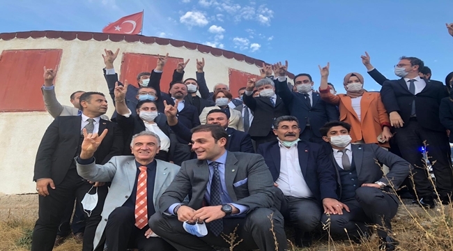 AKŞENER, BAŞBUĞ OTAĞI'NDA 'BOZKURT SELAMI' İLE FOTOĞRAF ÇEKTİRDİ