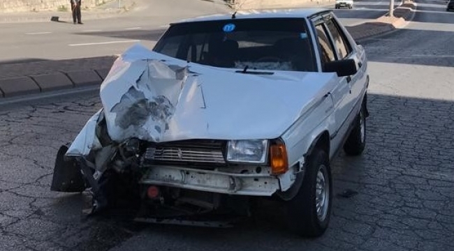 AYDINLATMA DİREĞİNE ÇARPAN OTOMOBİL'DE 2 YARALI
