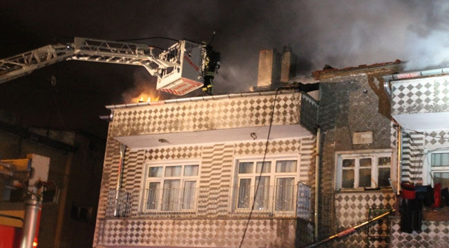 ÇATI KATINDA ÇIKAN YANGIN KORKUTTU