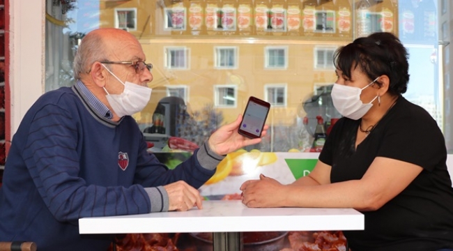 ÇEVİRİ PROGRAMI SAYESİNDE EŞİ İLE ANLAŞIYOR