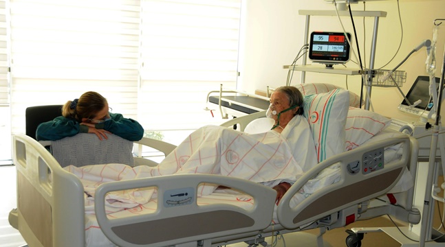 EMEKLİ OLDU ANNESİNE REFAKATÇİLİK YAPIYOR