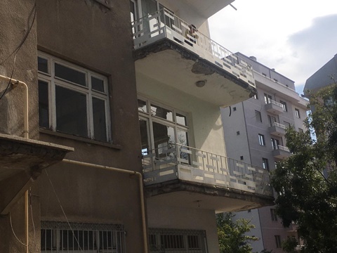 EŞİNİN YAŞADIĞI EVİ YAKMAYA ÇALIŞTI