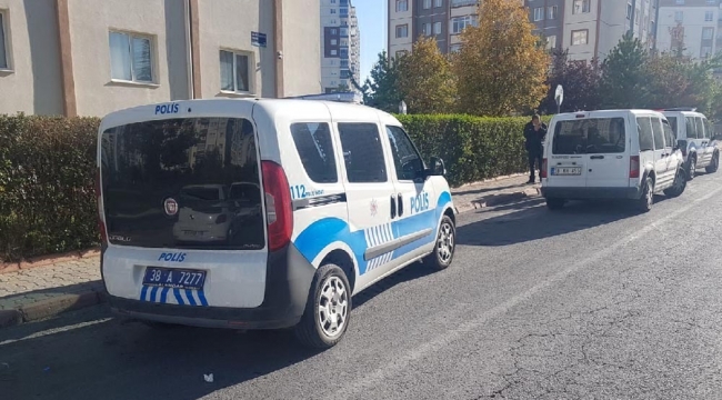 EVDE SEVGİLİSİ İLE YAKALADIĞI ADAMI BIÇAKLADI