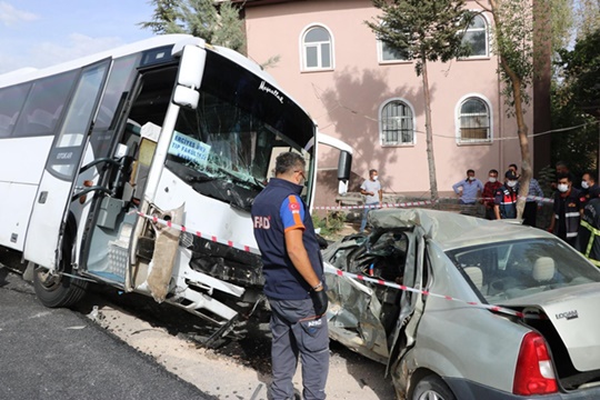 HASTA TAŞIYAN MİDİBÜS KAZA YAPTI: 1 ÖLÜ 1 YARALI