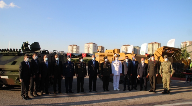 HULUSİ AKAR, YERLİ MAYIN TEMİZLEME TEÇHİZATI İLE ZIRHLI ARAÇTA İNCELEMELERDE BULUNDU