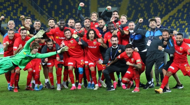 İLK DEPLASMAN GALİBİYETİ POZU