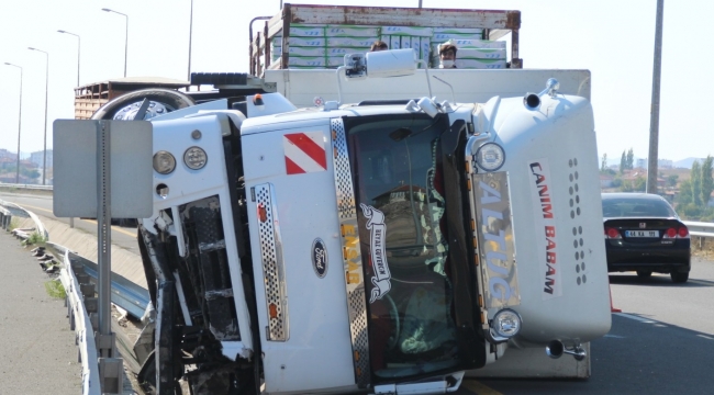 KAMYONET REFÜJE DEVRİLDİ
