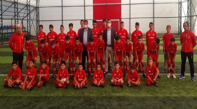 KAYMAKAM VE BAŞKANDAN GENÇ FUTBOLCULARA ZİYARET