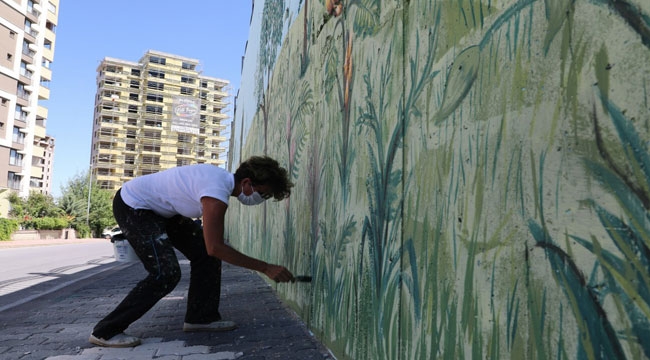 MELİKGAZİ'DE ÇEVREYE UYUMLU DUVARLAR SANATA DÖNÜŞTÜ