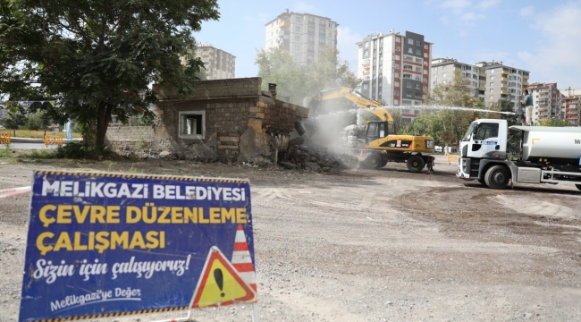 MELİKGAZİ'DEKİ METRUK YAPILAR YIKILIYOR