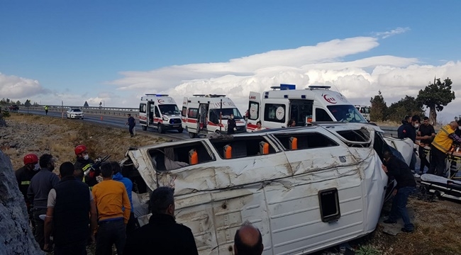 MİNİBÜS DEVRİLDİ: 12 YARALI