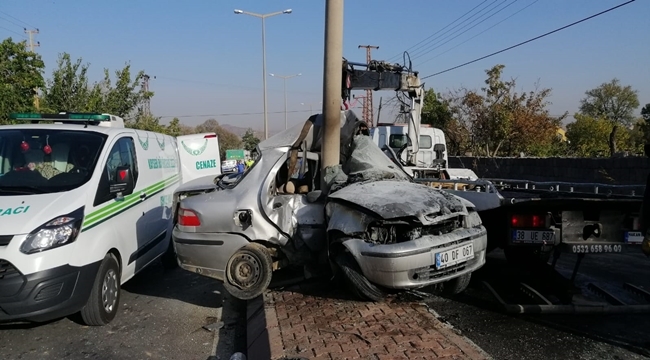 OTOMOBİL AYDINLATMA DİREĞİNE ÇARPTI: 1 ÖLÜ