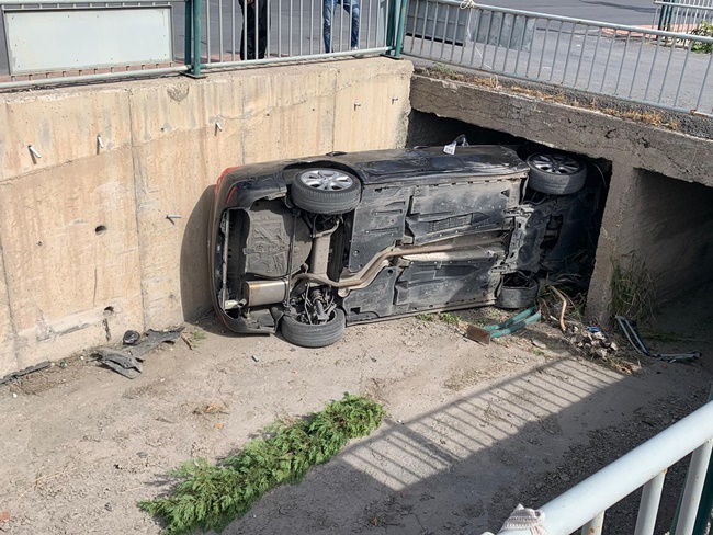 OTOMOBİL KANALA UÇTU: 1 YARALI