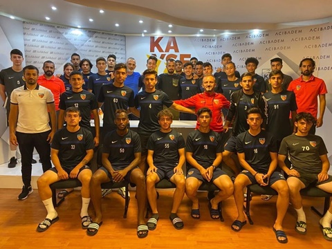 TECRÜBELERİNİ AKTARDI