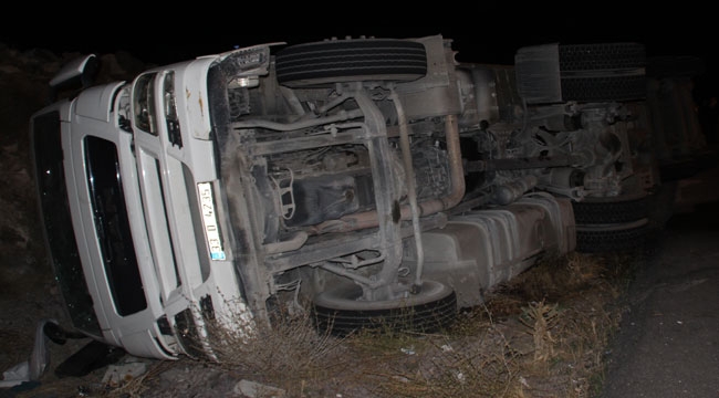 TIR DEVRİLDİ: 1 YARALI