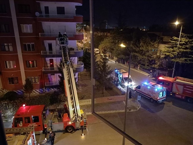 YANGINDA MAHSUR KALAN ÇOCUKLAR İTFAİYE EKİPLERİNCE KURTARILDI