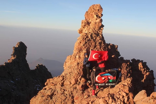 ZİRVE'DE ''TEK MİLLET İKİ DEVLET''  DEDİLER