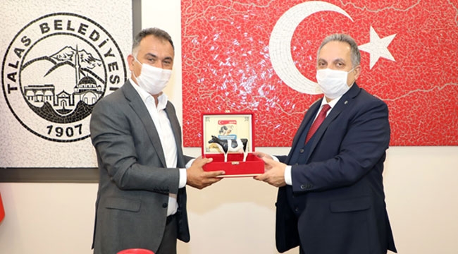 GÜNAY ÇAKI'DAN BAŞKAN YALÇIN'A TEŞEKKÜR PLAKETİ