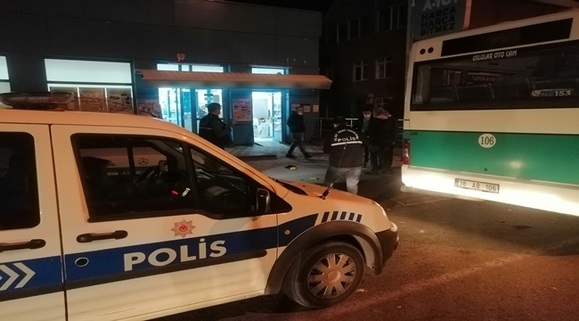 HIRSIZ, KASİYERİ BIÇAKLADI