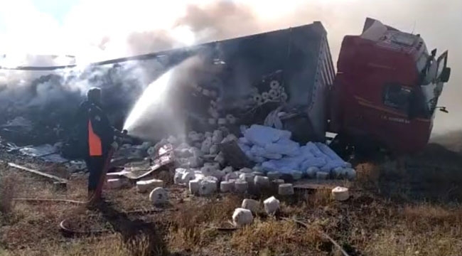 İPLİK YÜKLÜ TIR DEVRİLEREK ALEV ALDI