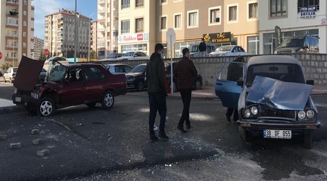 KAMYON İKİ OTOMOBİLİ BİÇTİ