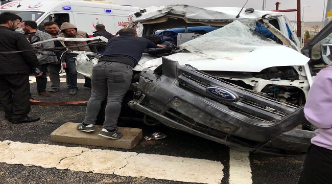 KAMYONET KAMYONA ÇARPTI: 3 YARALI