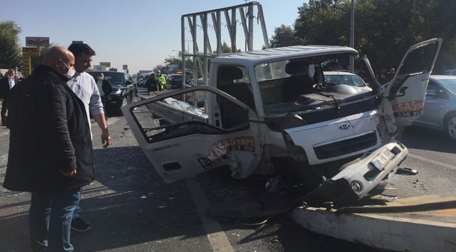 KAMYONETİN FRENİ PATLADI: 3 ARACA ÇARPARAK DURABİLDİ
