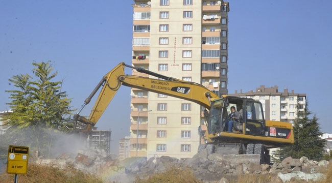 MELİKGAZİ'DEKİ METRUK YAPILAR YIKILMAYA DEVAM EDİYOR