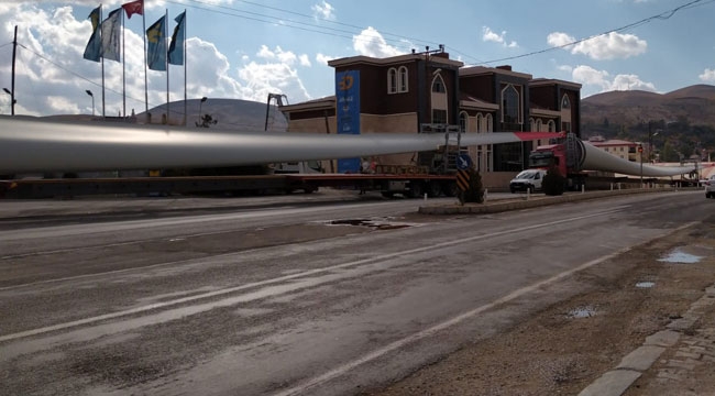 MERAKLI GÖZLERLE İZLEDİLER