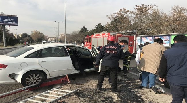 OTOMOBİL BARİYERLERE ÇARPTI: 2 YARALI
